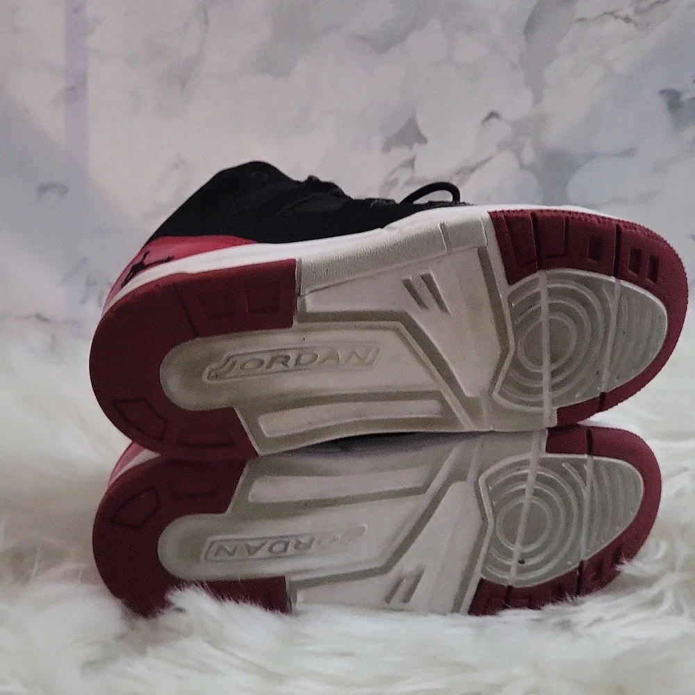 Air Jordan Max Aura PS 'Black Gym Red' Kids Youth Size 1